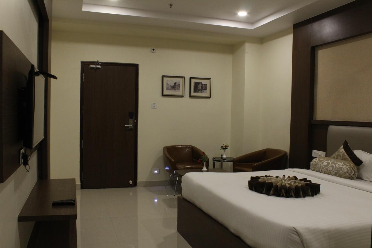 Hotel Grand Gayathri Khammam Bagian luar foto