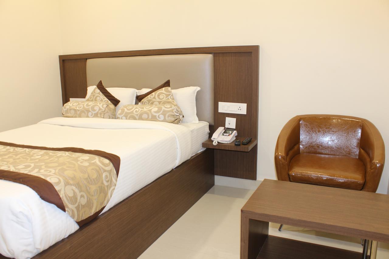 Hotel Grand Gayathri Khammam Bagian luar foto