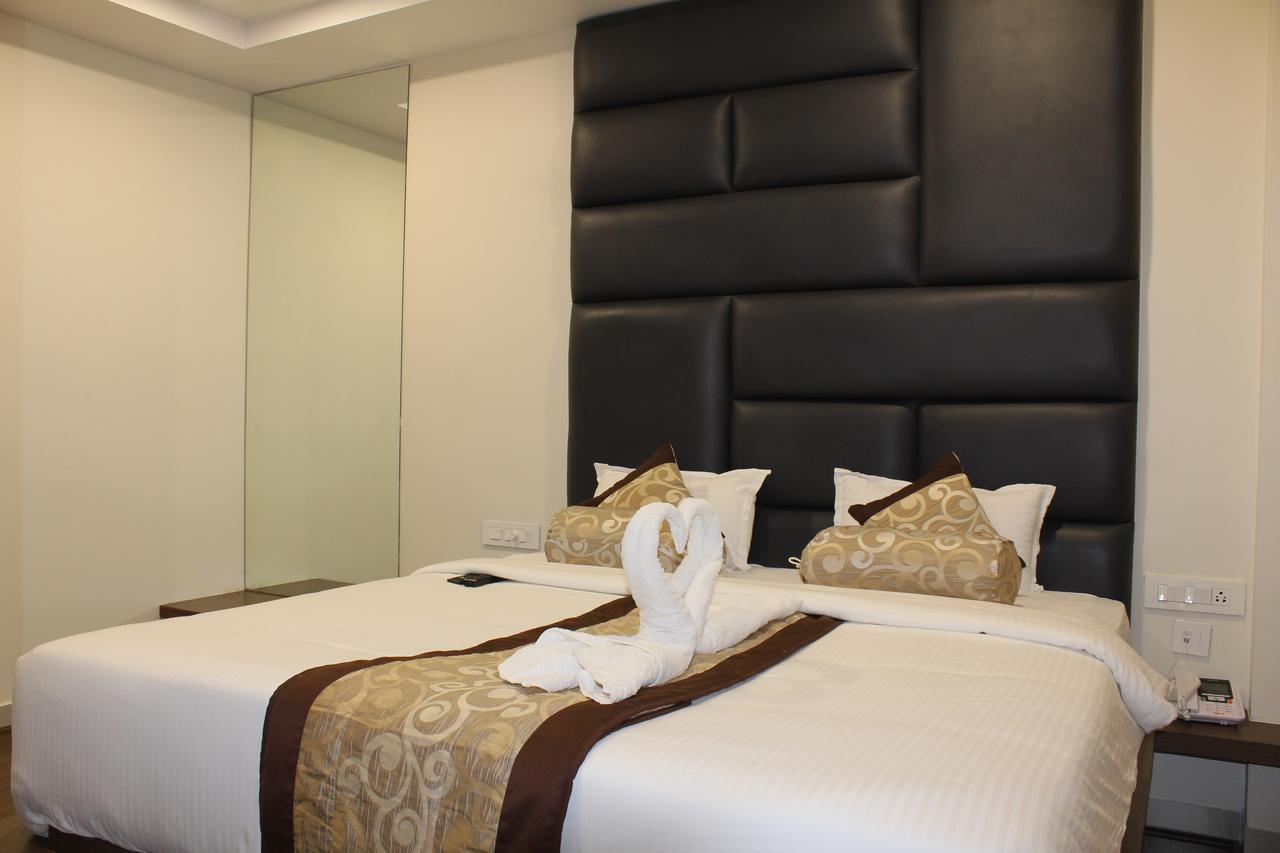 Hotel Grand Gayathri Khammam Bagian luar foto