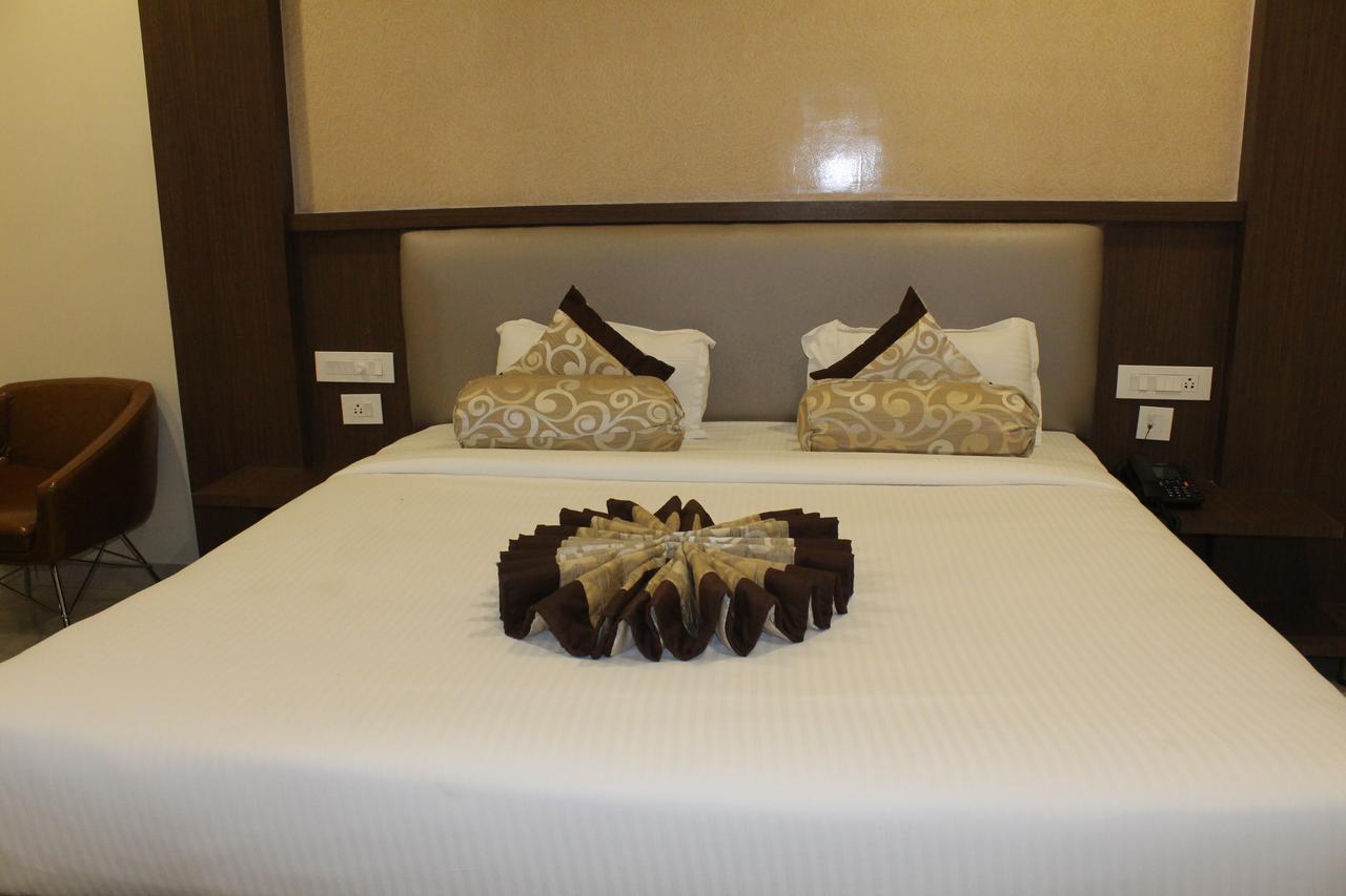 Hotel Grand Gayathri Khammam Bagian luar foto