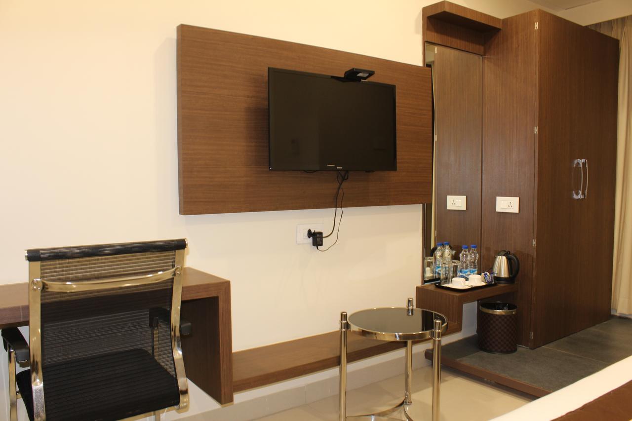 Hotel Grand Gayathri Khammam Bagian luar foto