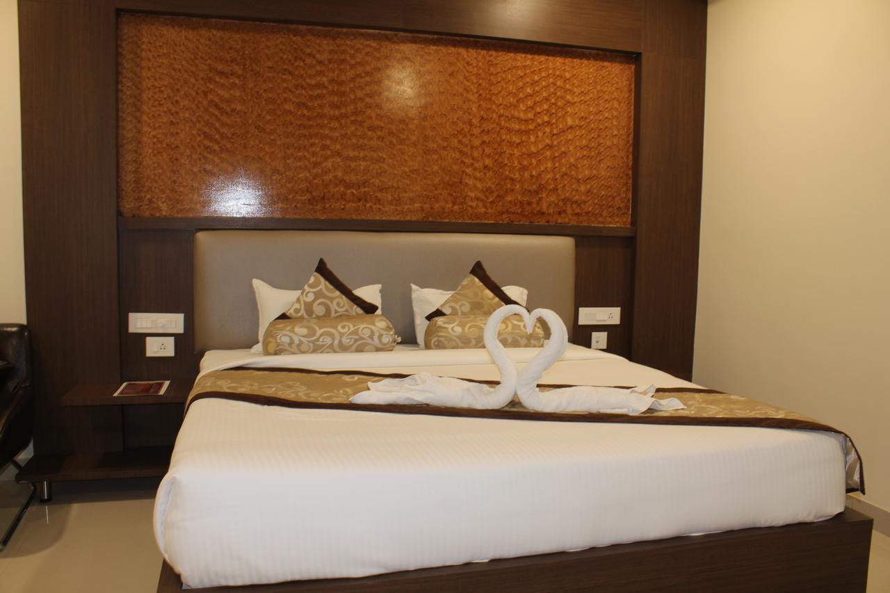 Hotel Grand Gayathri Khammam Bagian luar foto