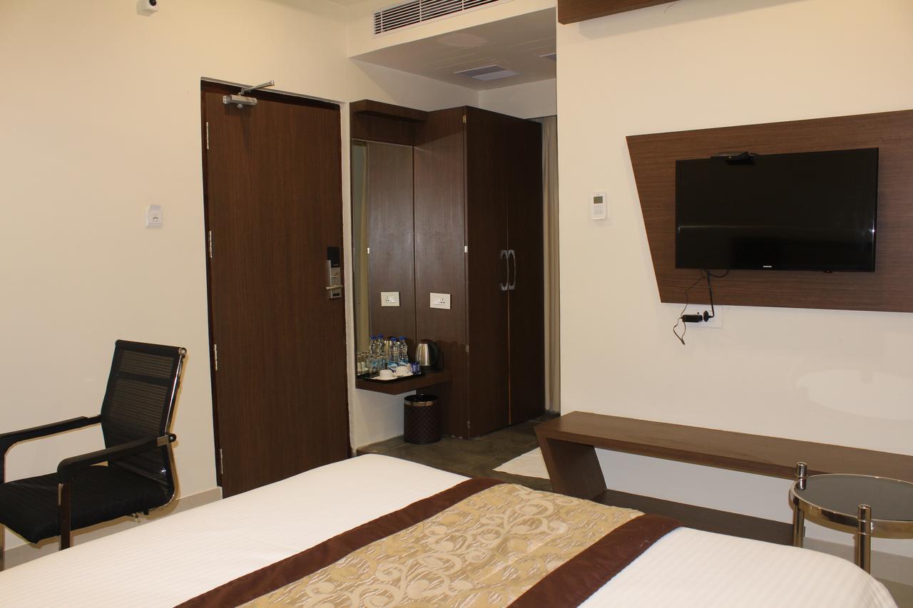 Hotel Grand Gayathri Khammam Bagian luar foto
