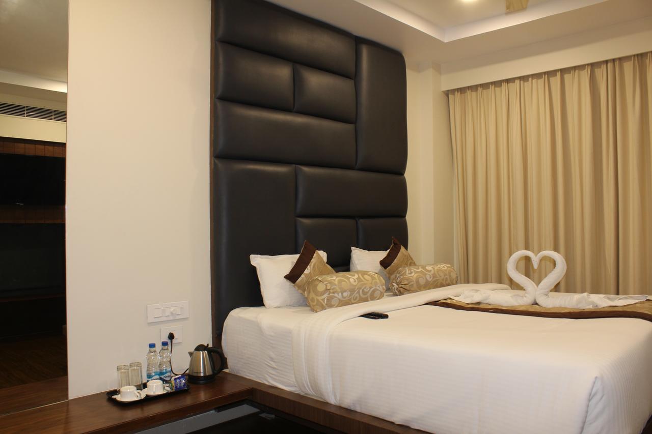 Hotel Grand Gayathri Khammam Bagian luar foto