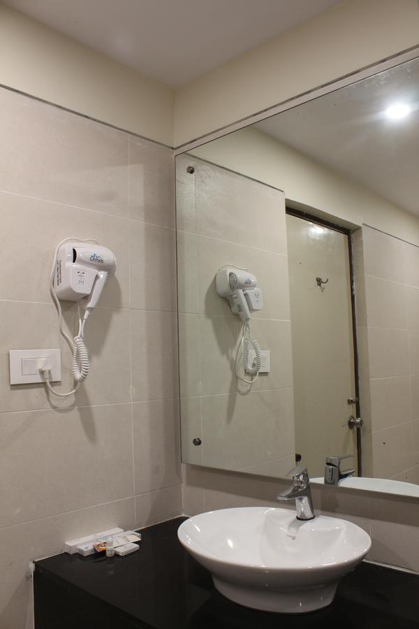 Hotel Grand Gayathri Khammam Bagian luar foto