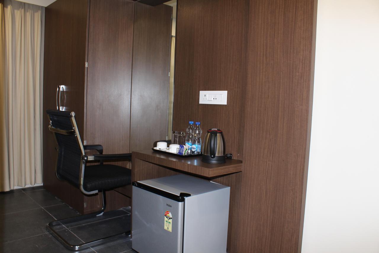 Hotel Grand Gayathri Khammam Bagian luar foto