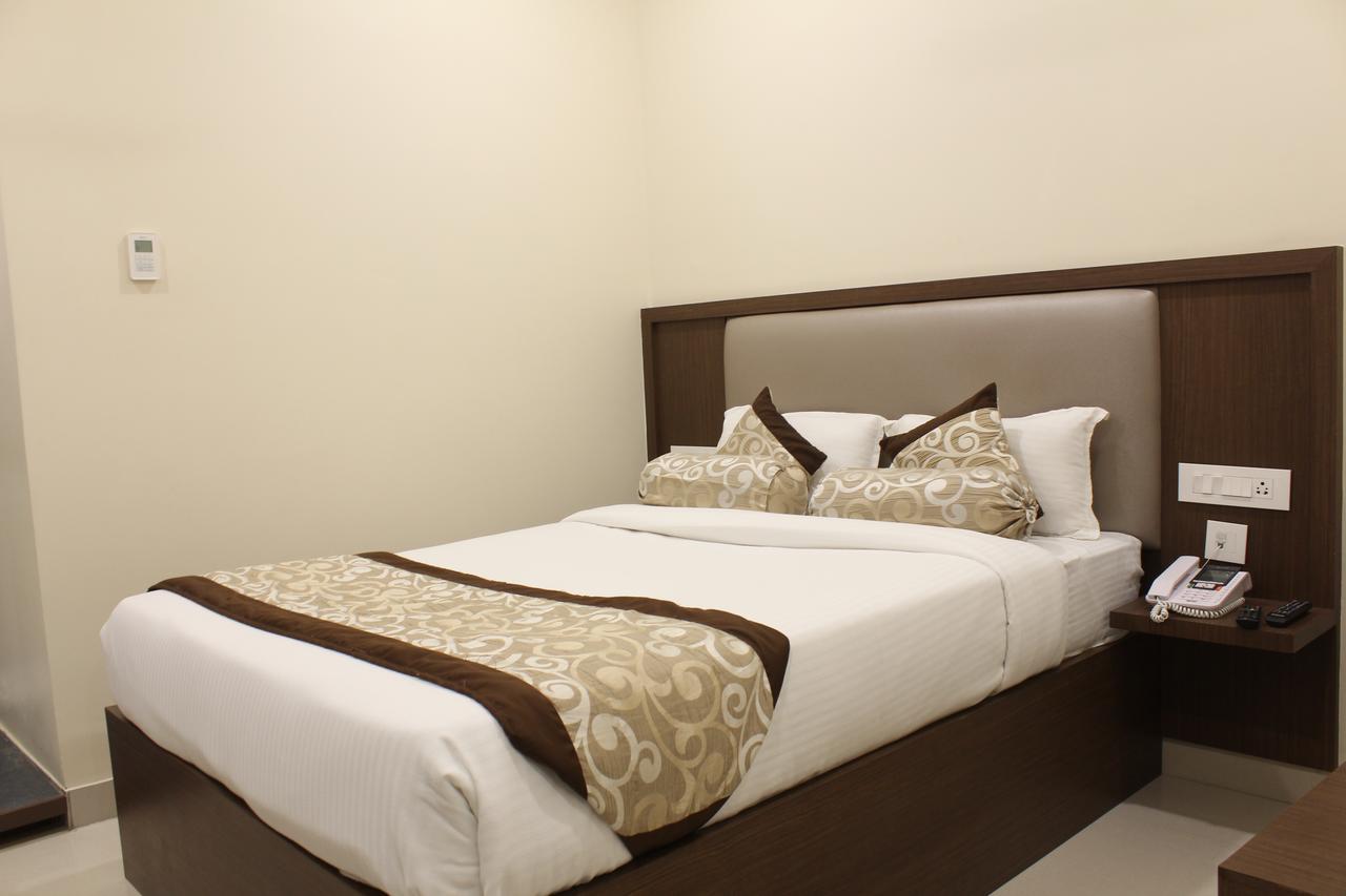 Hotel Grand Gayathri Khammam Bagian luar foto