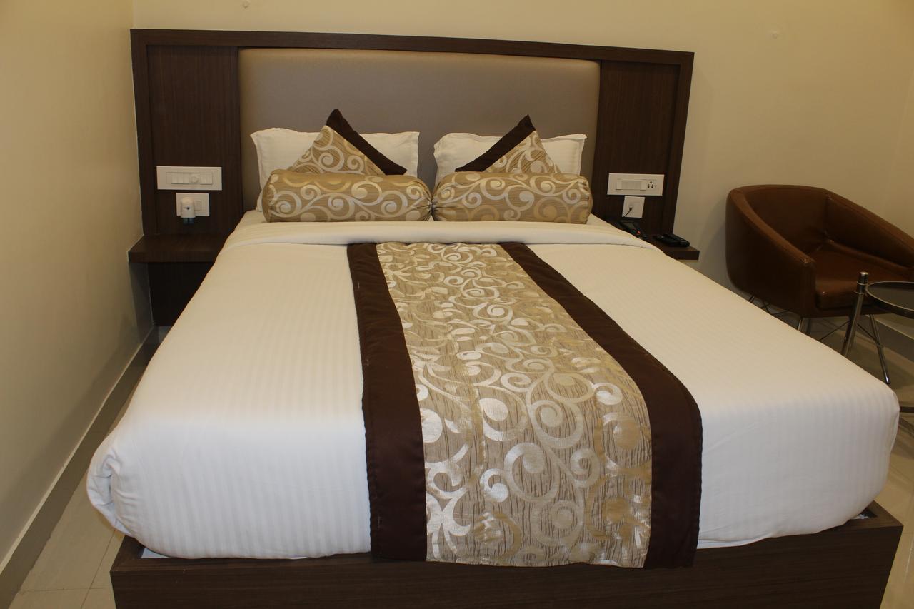 Hotel Grand Gayathri Khammam Bagian luar foto