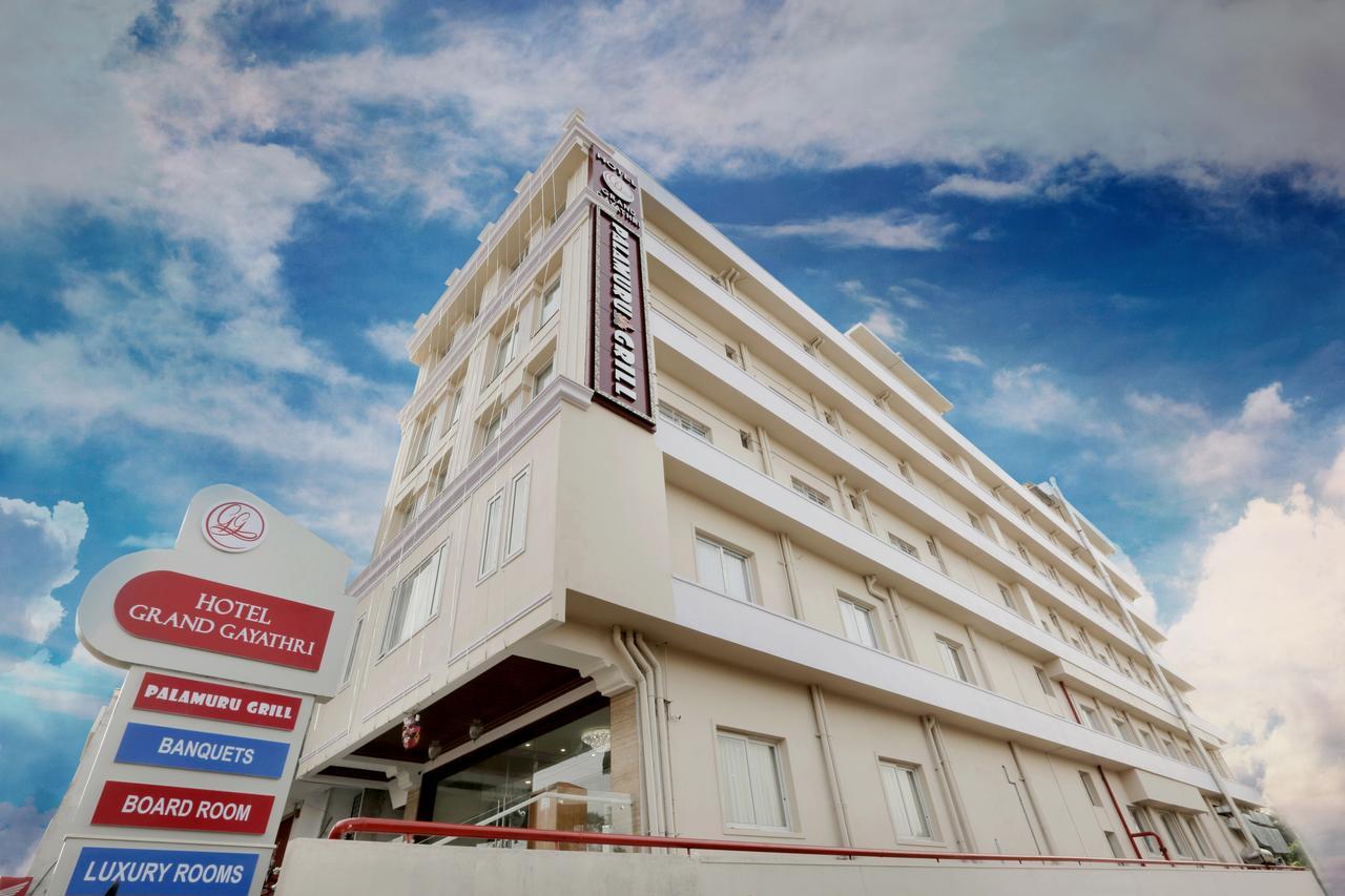 Hotel Grand Gayathri Khammam Bagian luar foto