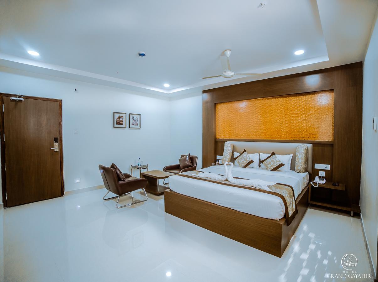 Hotel Grand Gayathri Khammam Bagian luar foto