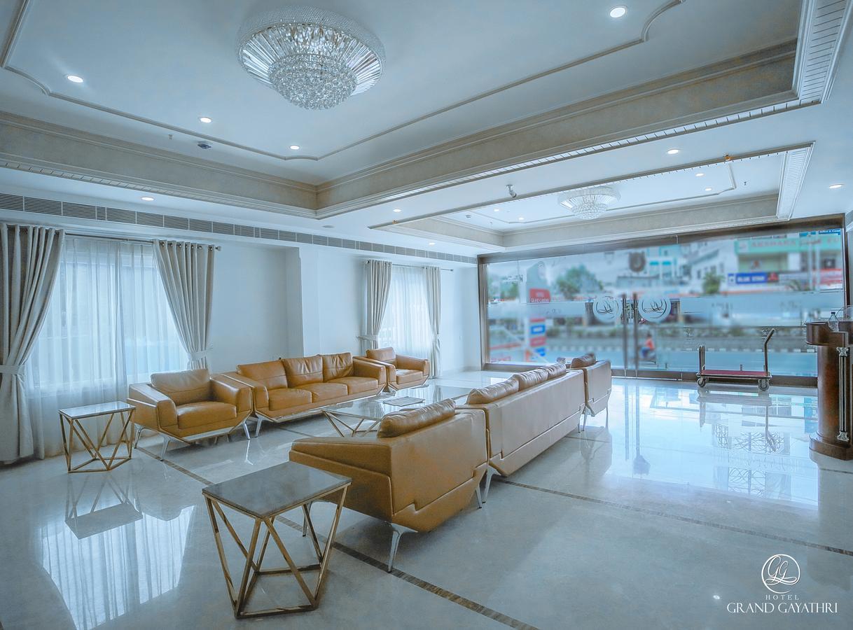 Hotel Grand Gayathri Khammam Bagian luar foto