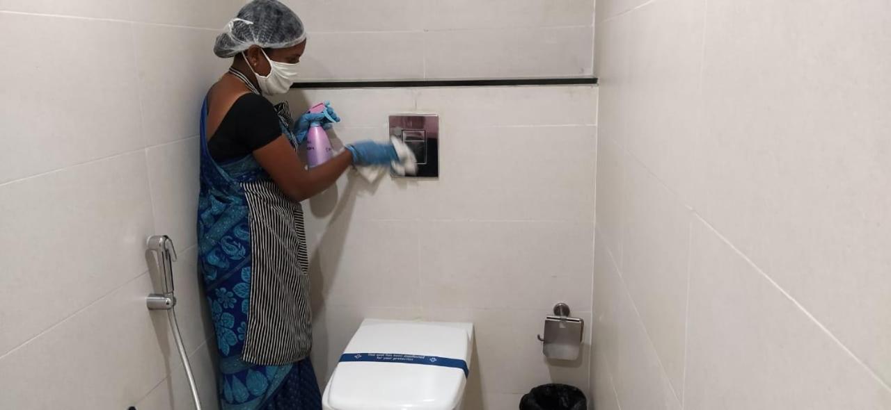 Hotel Grand Gayathri Khammam Bagian luar foto